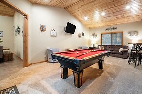 Lazy Bear Lodge by Avantstay Pine Tree Paradise w Game Room