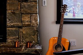 Maple by Avantstay Modern Mountain Home w Cozy Fire Pit 15 Mins frm No