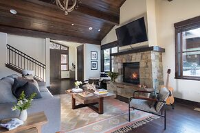 Maple by Avantstay Modern Mountain Home w Cozy Fire Pit 15 Mins frm No