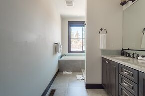 Maple by Avantstay Modern Mountain Home w Cozy Fire Pit 15 Mins frm No