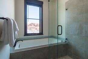 Maple by Avantstay Modern Mountain Home w Cozy Fire Pit 15 Mins frm No