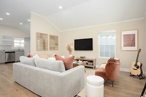 Chuckwalla by Avantstay Joshua Tree Haven w Hot Tub Modern Interior