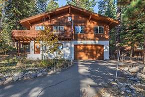 Wolf s Lair by Avantstay Swiss Chalet w Private Hot Tub Access to Nort