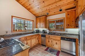 Wolf s Lair by Avantstay Swiss Chalet w Private Hot Tub Access to Nort