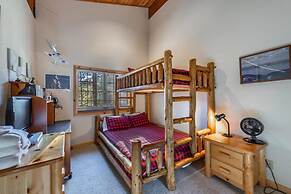 Wolf s Lair by Avantstay Swiss Chalet w Private Hot Tub Access to Nort