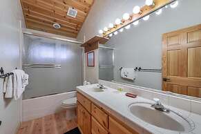 Wolf s Lair by Avantstay Swiss Chalet w Private Hot Tub Access to Nort