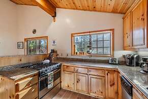 Wolf s Lair by Avantstay Swiss Chalet w Private Hot Tub Access to Nort