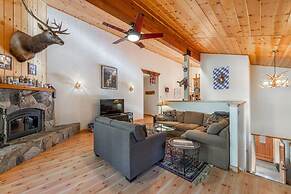 Wolf s Lair by Avantstay Swiss Chalet w Private Hot Tub Access to Nort