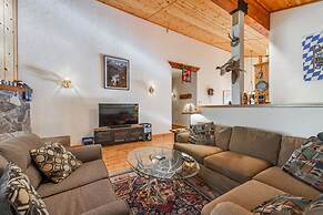 Wolf s Lair by Avantstay Swiss Chalet w Private Hot Tub Access to Nort