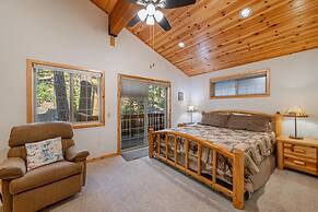 Wolf s Lair by Avantstay Swiss Chalet w Private Hot Tub Access to Nort