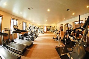 Wolf s Lair by Avantstay Swiss Chalet w Private Hot Tub Access to Nort