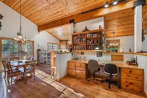 Wolf s Lair by Avantstay Swiss Chalet w Private Hot Tub Access to Nort