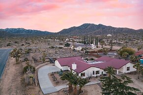 Lava Rocks by Avantstay Gorgeous Desert Haven w Pool Hot Tub Fire Pit 