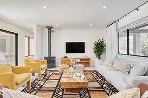 Lava Rocks by Avantstay Gorgeous Desert Haven w Pool Hot Tub Fire Pit 