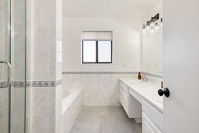 Lava Rocks by Avantstay Gorgeous Desert Haven w Pool Hot Tub Fire Pit 