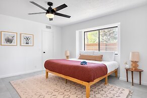 Lava Rocks by Avantstay Gorgeous Desert Haven w Pool Hot Tub Fire Pit 