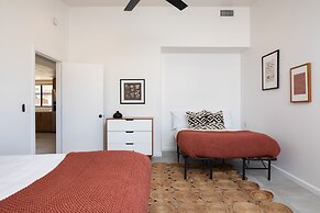 Lava Rocks by Avantstay Gorgeous Desert Haven w Pool Hot Tub Fire Pit 