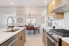 Lava Rocks by Avantstay Gorgeous Desert Haven w Pool Hot Tub Fire Pit 