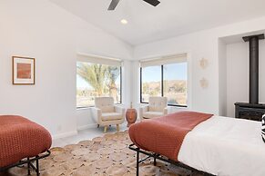 Lava Rocks by Avantstay Gorgeous Desert Haven w Pool Hot Tub Fire Pit 