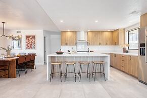 Lava Rocks by Avantstay Gorgeous Desert Haven w Pool Hot Tub Fire Pit 