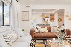 Lava Rocks by Avantstay Gorgeous Desert Haven w Pool Hot Tub Fire Pit 