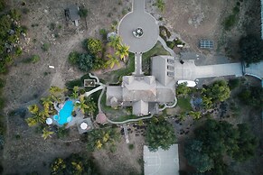 Burgundy by Avantstay Basketball Court Pool Hot Tub Outdoor Kitchen Ci