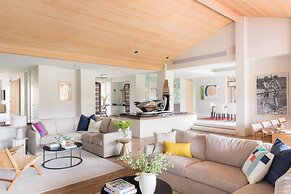 Moonshine by Avantstay Modern Stylish Estate w Bar Fire Pit Hot Tub 5 