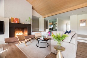 Moonshine by Avantstay Modern Stylish Estate w Bar Fire Pit Hot Tub 5