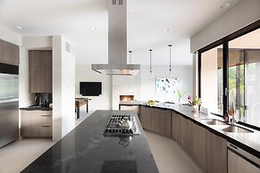 Moonshine by Avantstay Modern Stylish Estate w Bar Fire Pit Hot Tub 5