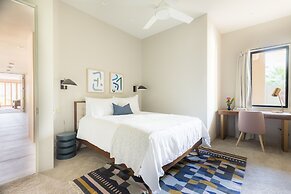 Moonshine by Avantstay Modern Stylish Estate w Bar Fire Pit Hot Tub 5