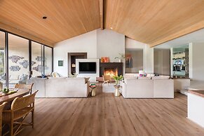 Moonshine by Avantstay Modern Stylish Estate w Bar Fire Pit Hot Tub 5