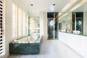 Moonshine by Avantstay Modern Stylish Estate w Bar Fire Pit Hot Tub 5