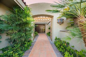 Moonshine by Avantstay Modern Stylish Estate w Bar Fire Pit Hot Tub 5