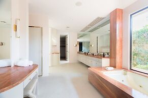 Moonshine by Avantstay Modern Stylish Estate w Bar Fire Pit Hot Tub 5