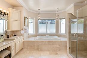 Grand Contento by Avantstay Extraordinary Estate w Pool Movie Room