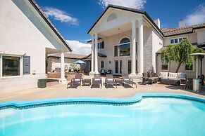 Grand Contento by Avantstay Extraordinary Estate w Pool Movie Room