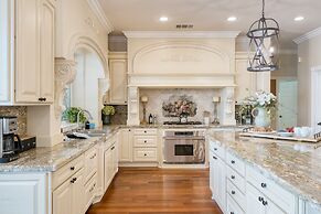 Grand Contento by Avantstay Extraordinary Estate w Pool Movie Room