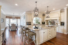 Grand Contento by Avantstay Extraordinary Estate w Pool Movie Room