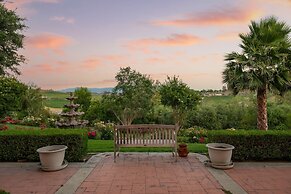 Grand Contento by Avantstay Extraordinary Estate w Pool Movie Room