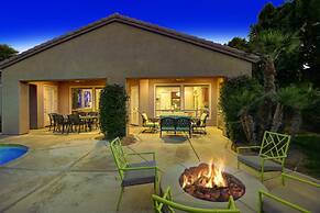 Songbird by Avantstay Pool Spa Firepit Tons of Outdoor Seating