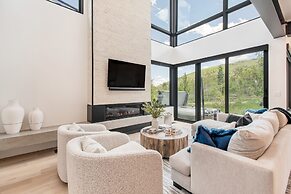 Encore by Avantstay Minutes From the Slopes in PC w Hot Tub