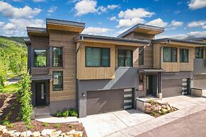 Encore by Avantstay Minutes From the Slopes in PC w Hot Tub