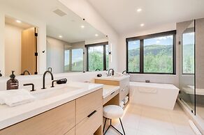 Encore by Avantstay Minutes From the Slopes in PC w Hot Tub