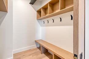 Encore by Avantstay Minutes From the Slopes in PC w Hot Tub