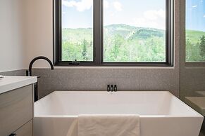 Encore by Avantstay Minutes From the Slopes in PC w Hot Tub