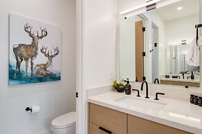 Encore by Avantstay Minutes From the Slopes in PC w Hot Tub