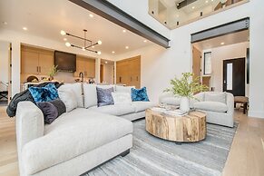 Encore by Avantstay Minutes From the Slopes in PC w Hot Tub