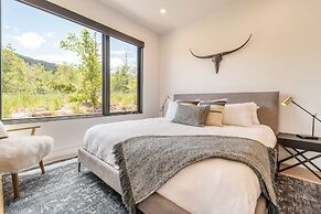 Encore by Avantstay Minutes From the Slopes in PC w Hot Tub