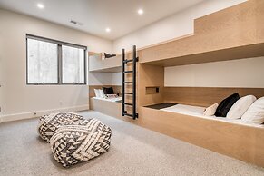 Encore by Avantstay Minutes From the Slopes in PC w Hot Tub