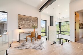 Encore by Avantstay Minutes From the Slopes in PC w Hot Tub